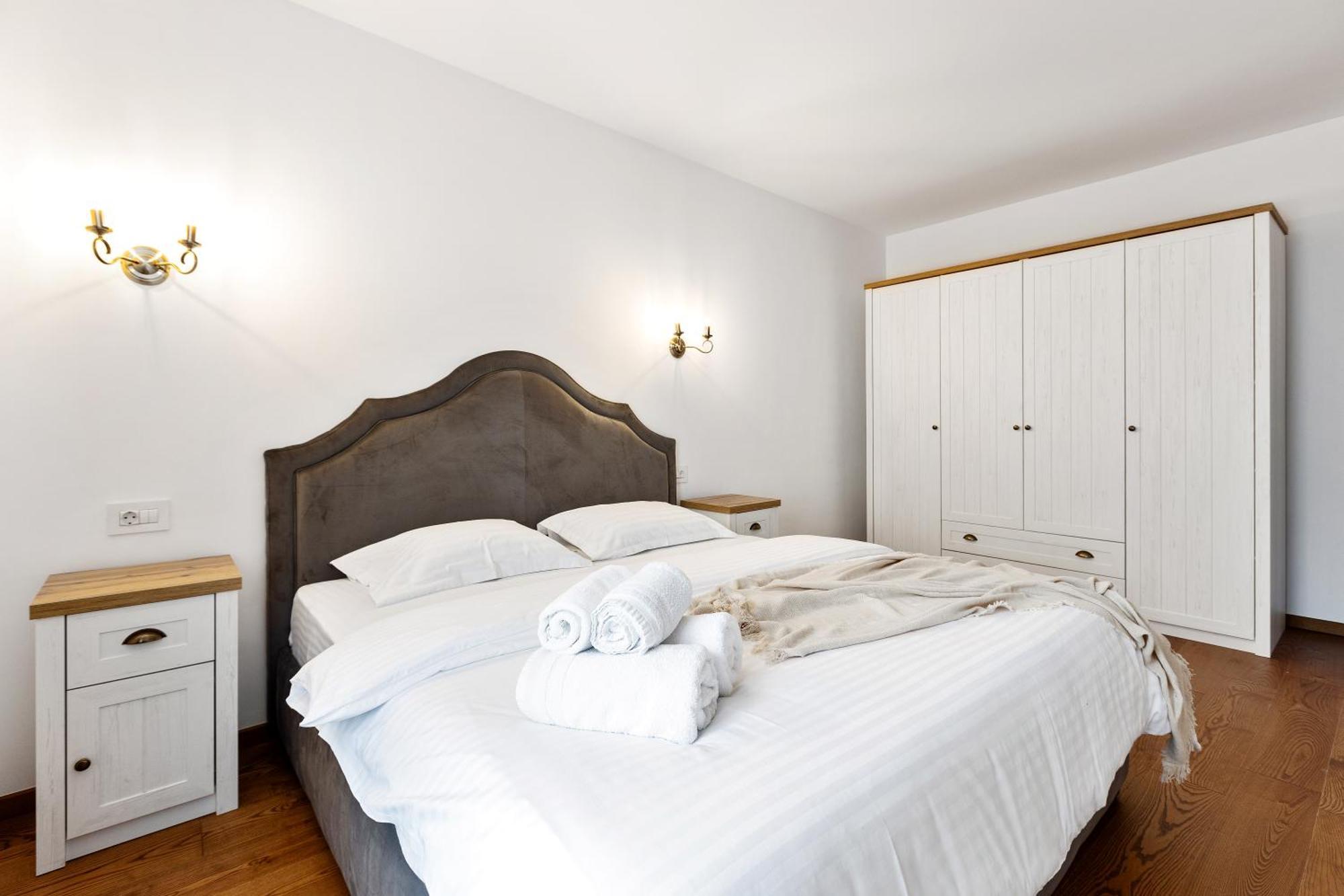 Peak Aparthotel - Old Town - By Cityhost Brașov Exterior foto